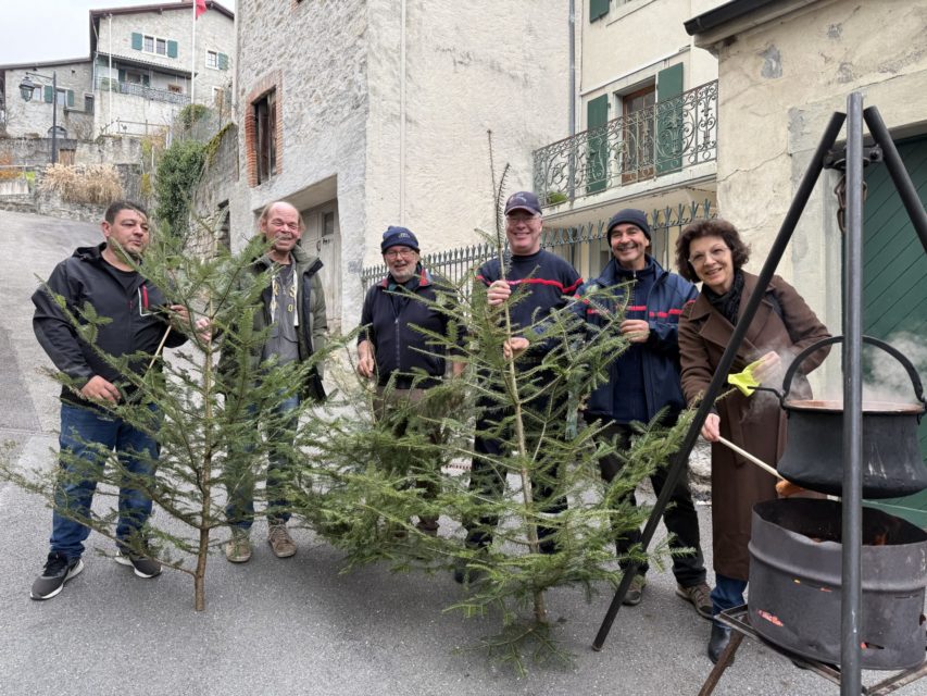 L’image actuelle n’a pas de texte alternatif. Le nom du fichier est : Les-heros-du-jour-avec-des-sapins-la-marmite-de-vin-chaud-et-des-cervelas-grilles.jpeg